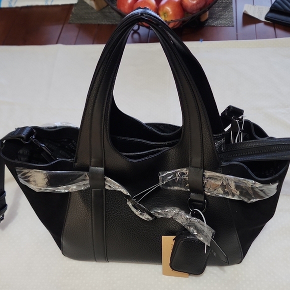 Steve Madden Black Tote Bag with Structured Design and Adjustable Strap - Picture 2 of 14
